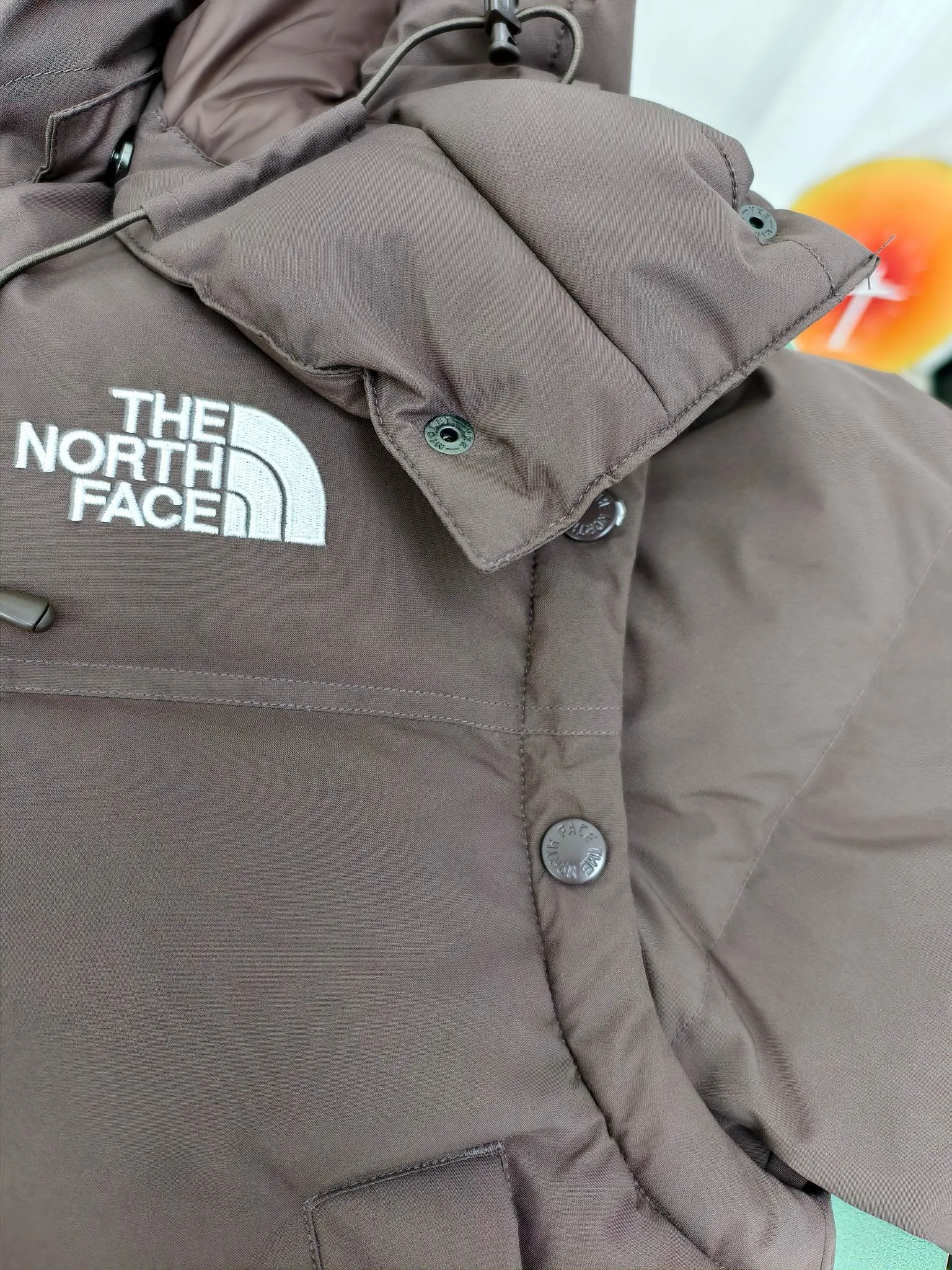 Women's model 💰P380 Style number: Y 165 The north face 🇰🇷Korean limited edition 2-in-1️⃣ short shoulder sleeve down jacket. Made of windproof fabric and high-density physical wind barrier, it can effectively reduce heat loss due to convection while also protecting the body's microclimate. The interior is filled with extremely fluffy duck down, which has high energy-keeping properties and is lightweight and warm. Two-wear design, the sleeves can be attached and removed at will through the wrap-around zippers on both sides, and the jacket turns into a vest in an instant, making it a two-wear suit, suitable for changing seasons. The embroidered brand LOGO is smooth and fine, full of texture and more recognizable. The hem is adjustable and has a built-in drawstring buckle, which can be adjusted and retracted at will, allowing for more dressing possibilities. (Sleeves are removable) Color: Brown Black White Size: XS-XL